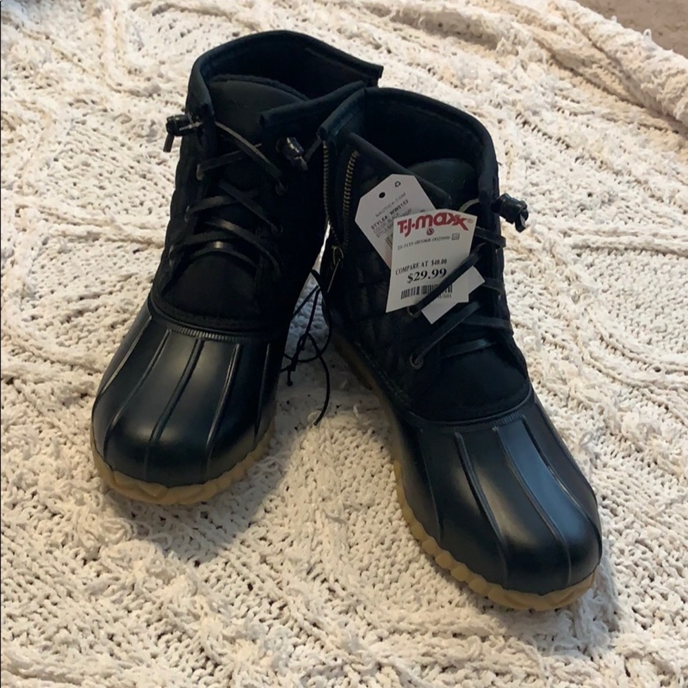 Duck style rain boots